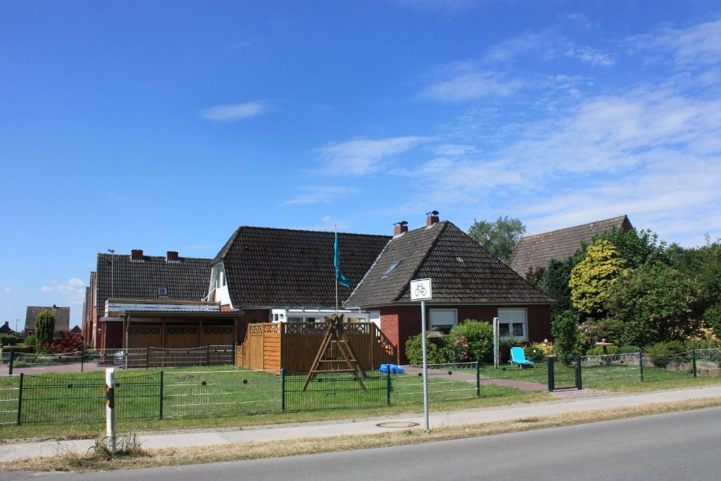 ein Haus an der Seite einer Straße in der Unterkunft Ferienhaus Schaumann in Ditzum
