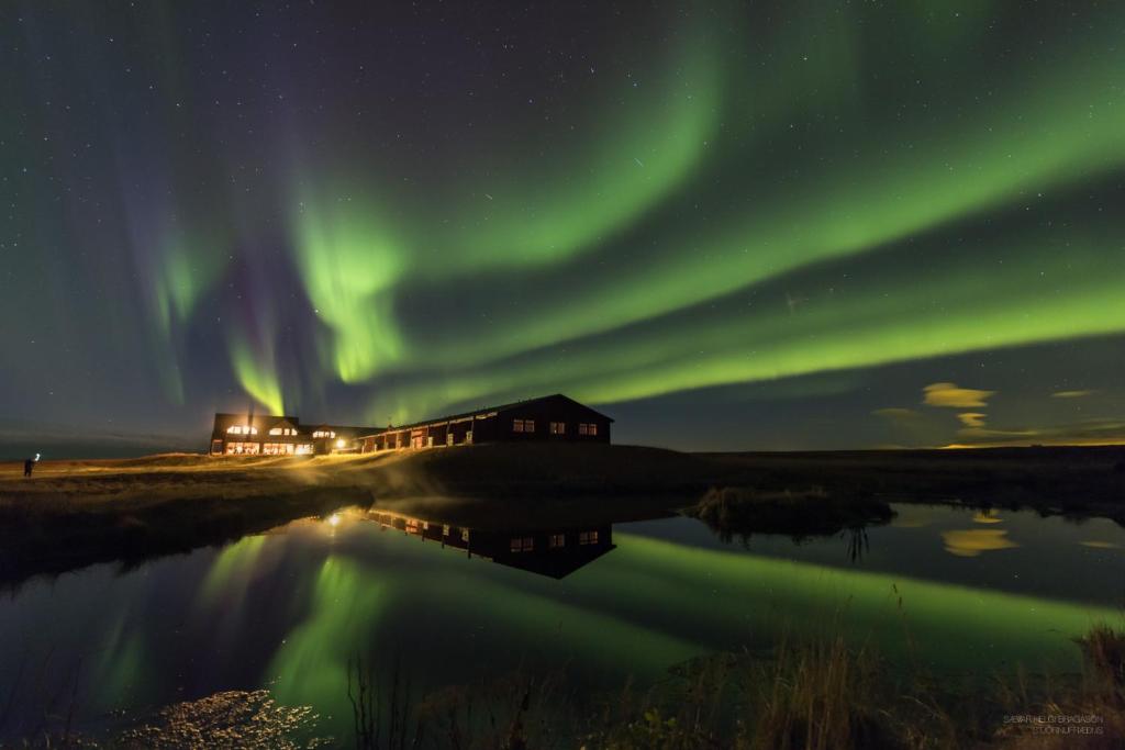 an image of a house with the aurora in the sky at Hotel Rangá in Hella