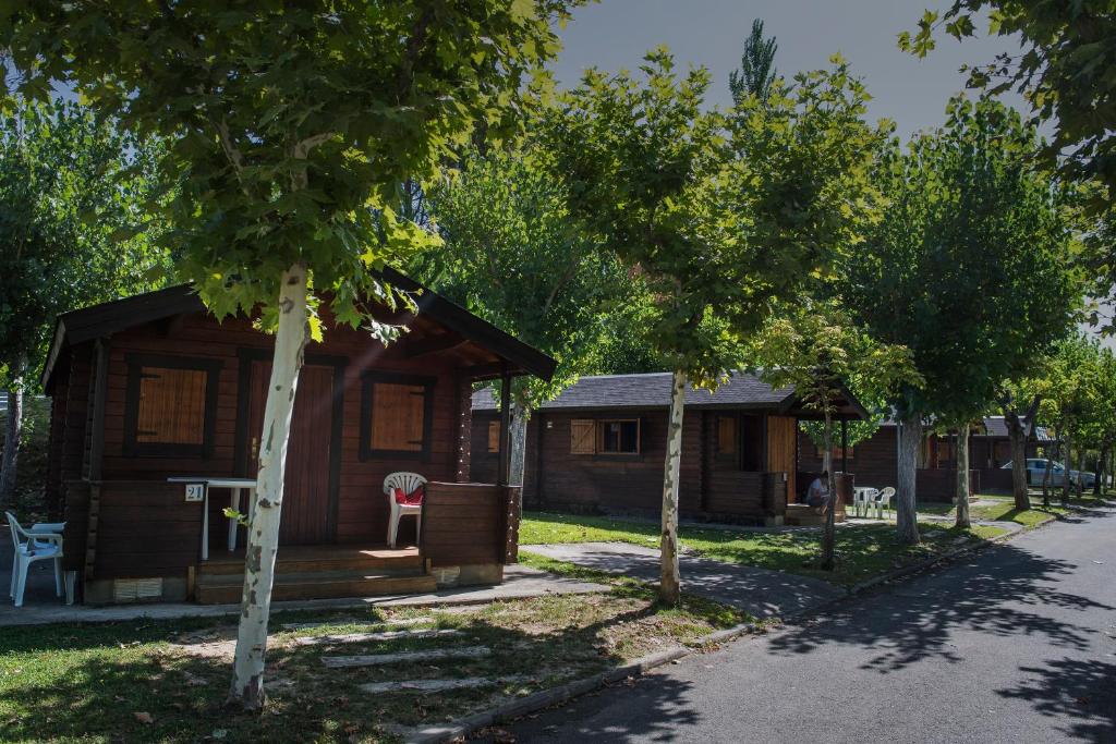 En hage utenfor Camping & Bungalows Ligüerre de Cinca