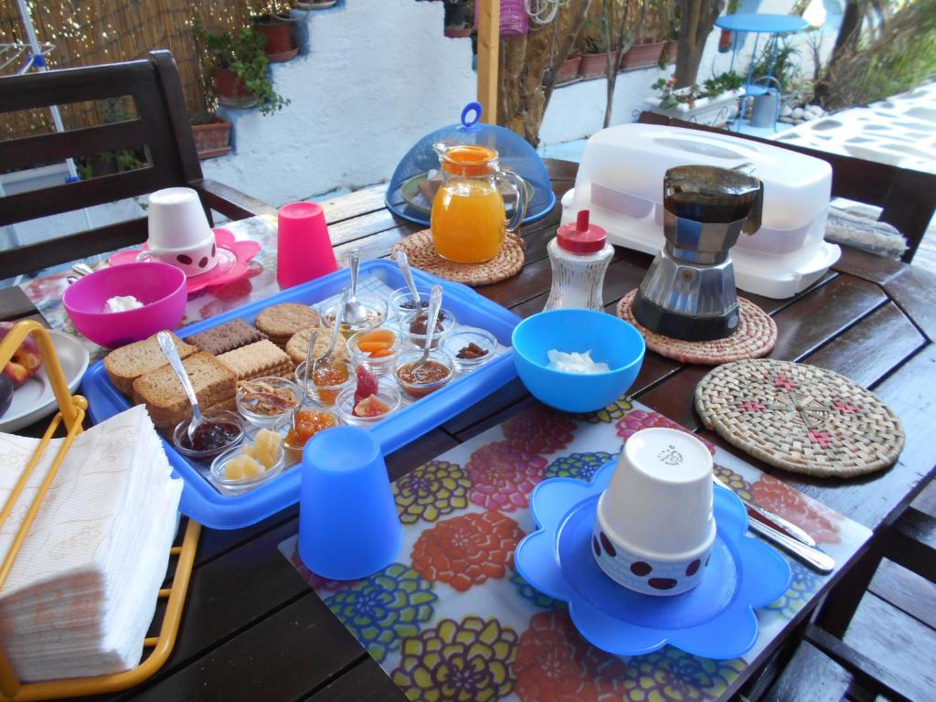 una mesa de picnic con una bandeja de comida y bebida en Meltemia Studios, en Marathokampos