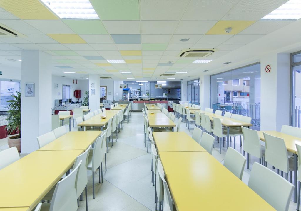 Reštaurácia alebo iné gastronomické zariadenie v ubytovaní Albergue Inturjoven Torremolinos