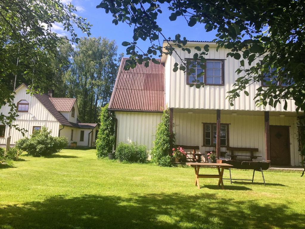 una casa con una mesa de picnic en el patio en Männi Farm Holiday House, en Eoste