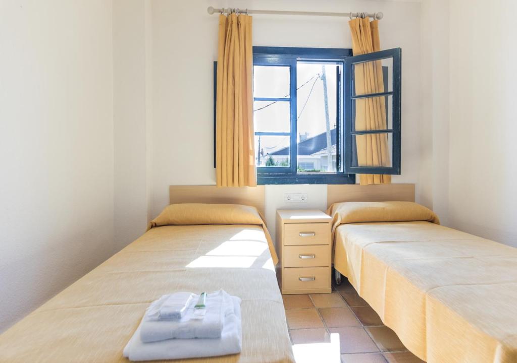Łóżko lub łóżka w pokoju w obiekcie Albergue Inturjoven Punta Umbría