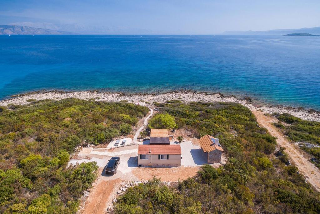 widok z powietrza na dom na wyspie w wodzie w obiekcie Private Bay Residence w mieście Vrboska