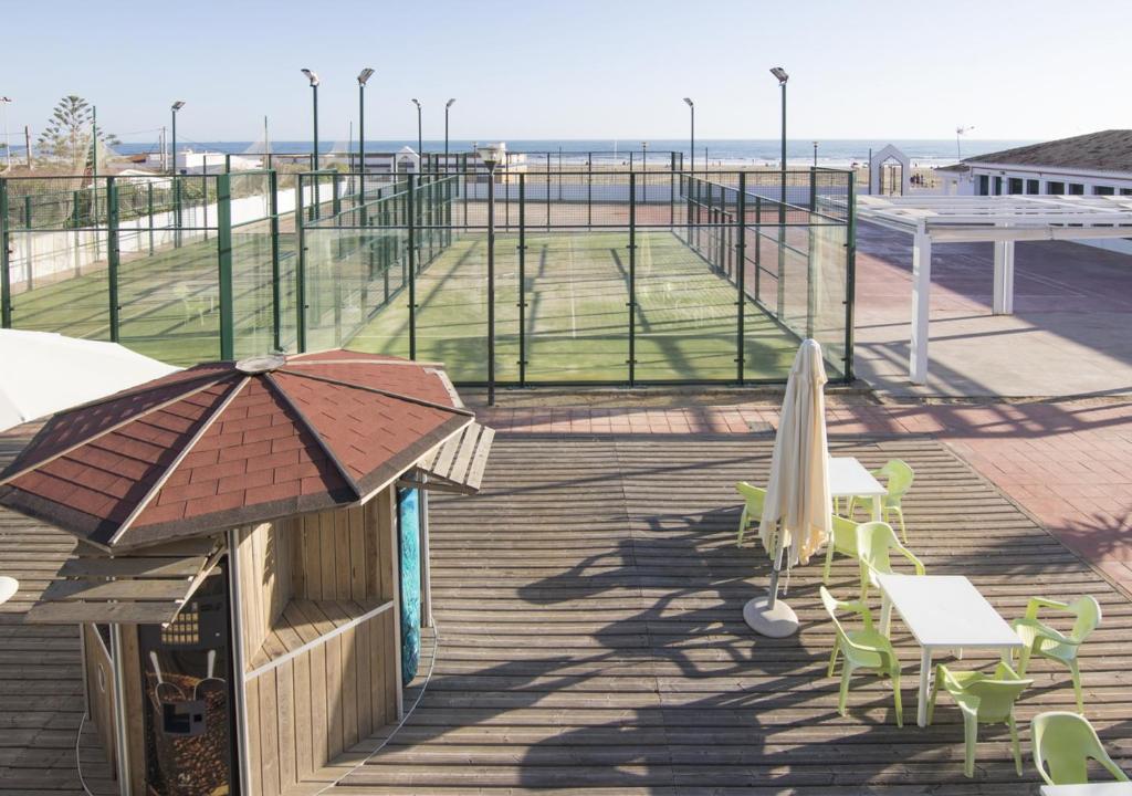 Tenis lub squash w obiekcie Albergue Inturjoven Punta Umbría lub w pobliżu