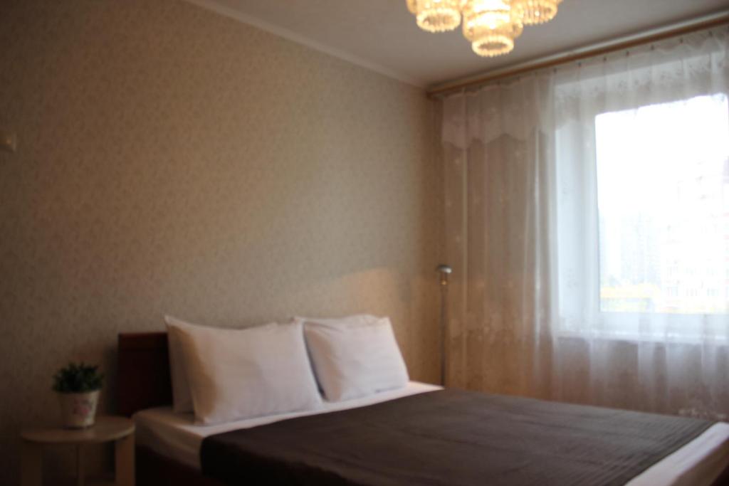 モスクワにあるInnDays on Cheryomushki 39のベッドルーム1室(白い枕のベッド1台、窓付)