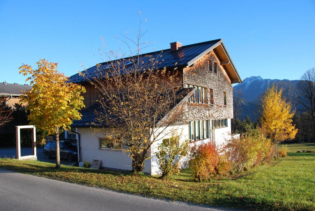 ein Haus am Straßenrand in der Unterkunft Haus H.O.F. in Ramsau am Dachstein