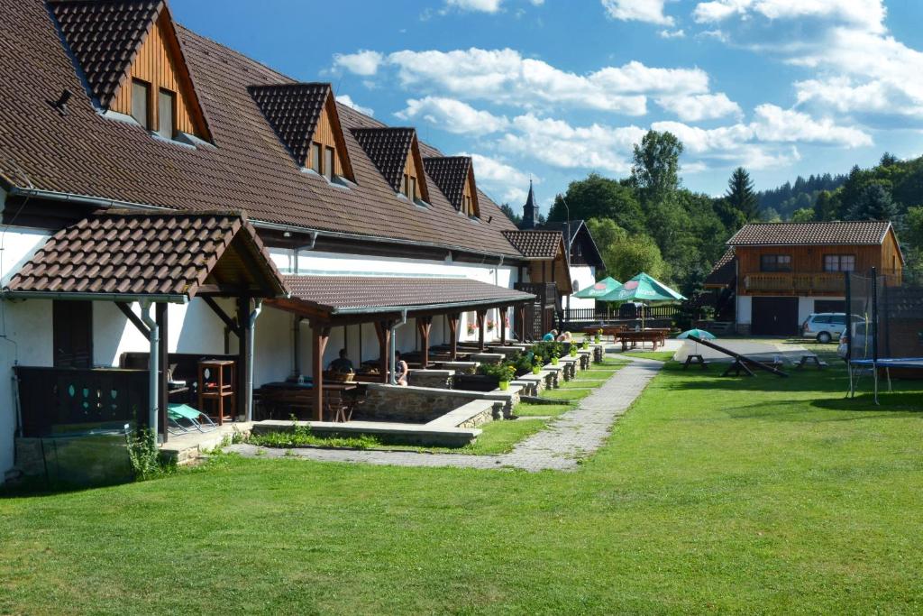 un edificio con un patio de césped delante de él en Hotel Jiřičná en Sušice