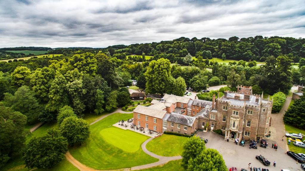 紐伯里的住宿－Donnington Grove，享有大建筑的空中景致,设有庭院