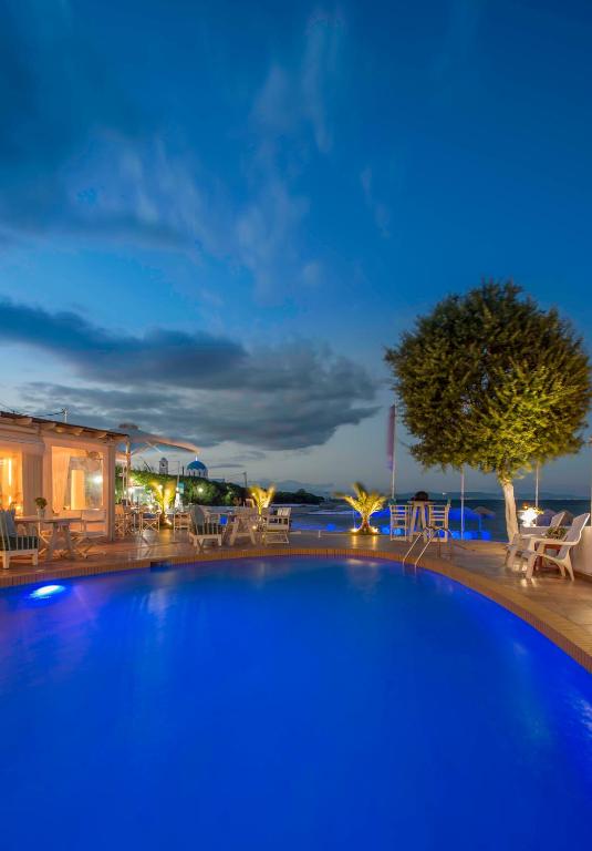 Bazén v ubytování Oasis Beach Hotel nebo v jeho okolí