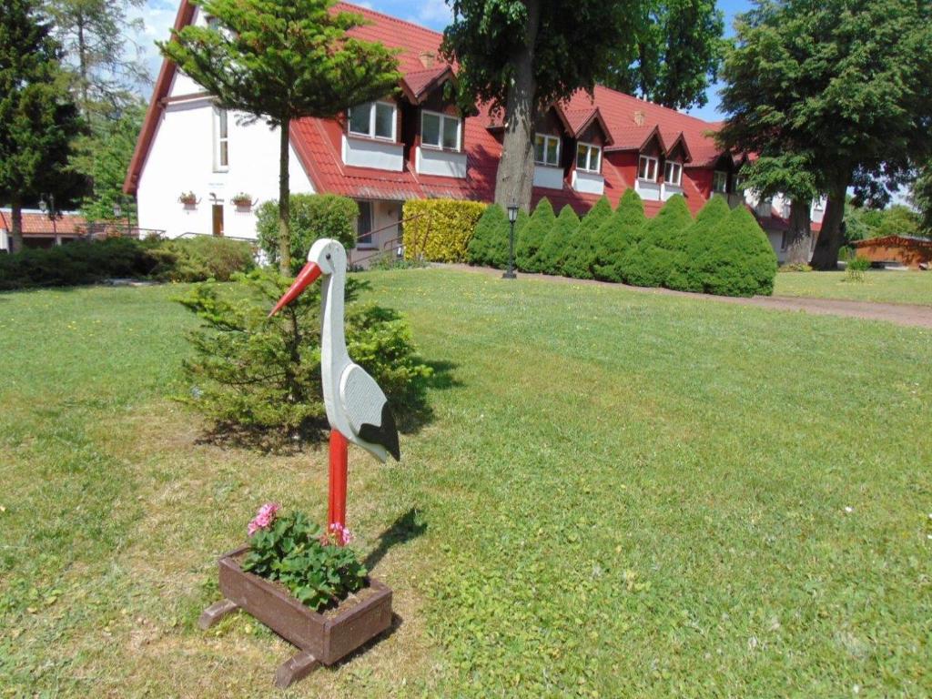 posąg ptaka na kołku na podwórku w obiekcie Dom Gościnny w mieście Mikołajki