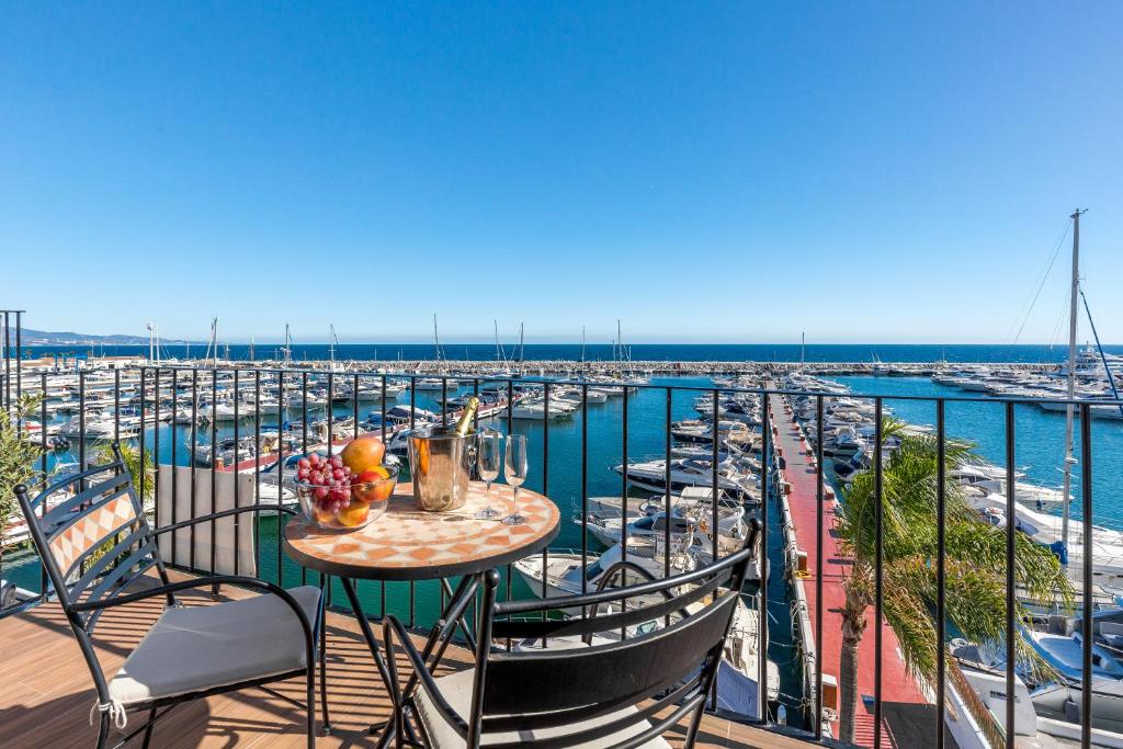 un balcon avec une table et des chaises et un port de plaisance dans l'établissement Puerto Banus first line with sea and Marina views, à Marbella