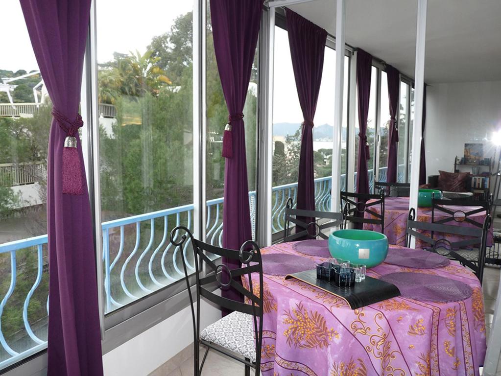 カンヌにあるOne bedroom apartment in Cannes with a terrasse and stunning views walking distance to the Palais 453のバルコニー(テーブル、ボウル付)