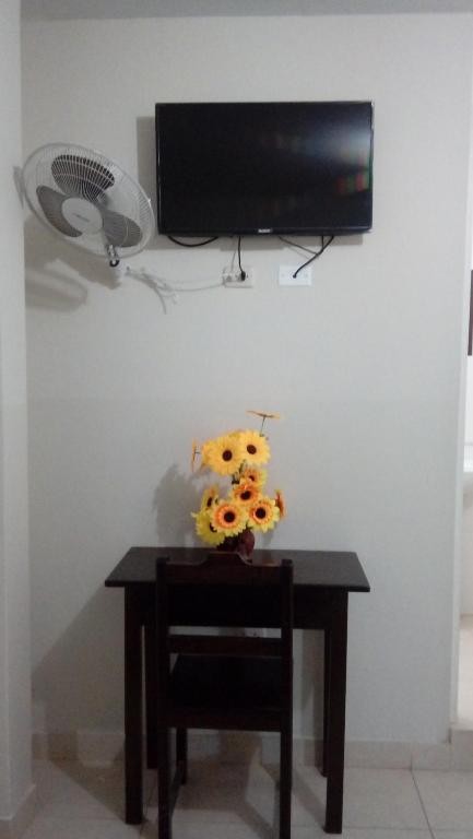 TV a/nebo společenská místnost v ubytování Hospedaje Residencial Los Fresnos - Miraflores Piura