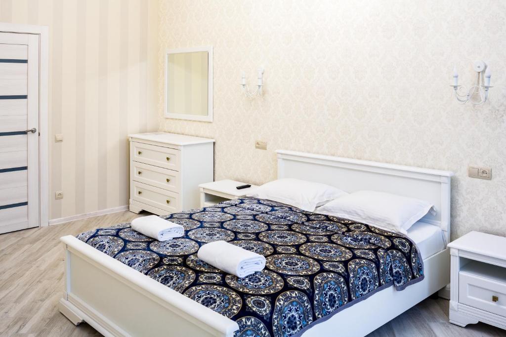 リヴィウにあるLEOGRAND VIP Apartments on Udatnogo 4のベッドルーム1室(ベッド1台、タオル2枚付)