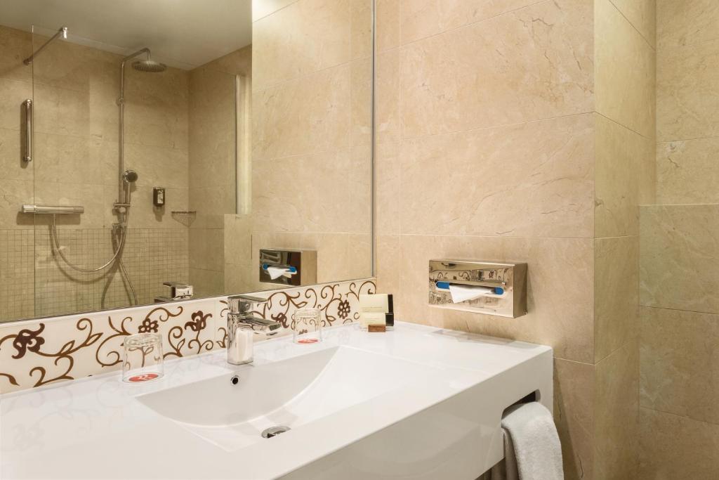Ramada by Wyndham Oradea - Deluxe 1 Queen Bed Non-Smoking Room