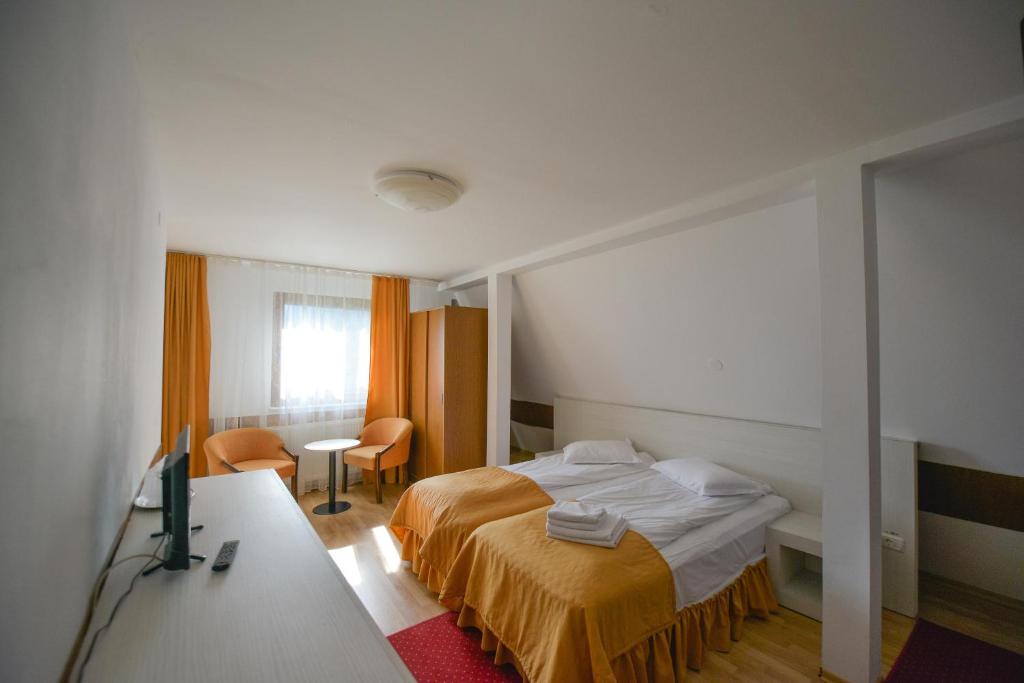 Una cama o camas en una habitación de Hotel Paraul Capra