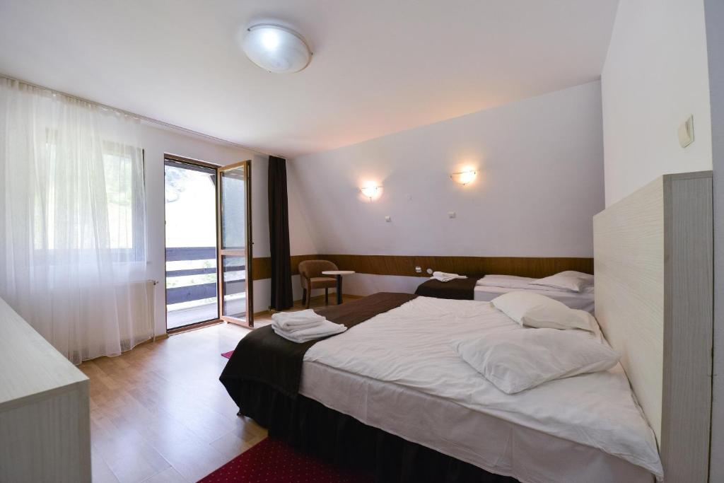 Una cama o camas en una habitación de Hotel Paraul Capra