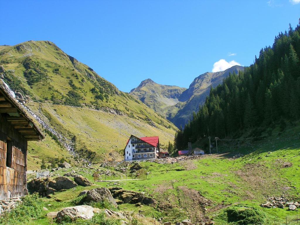 
a small hut on the side of a mountain at Hotel Paraul Capra in Cumpăna

