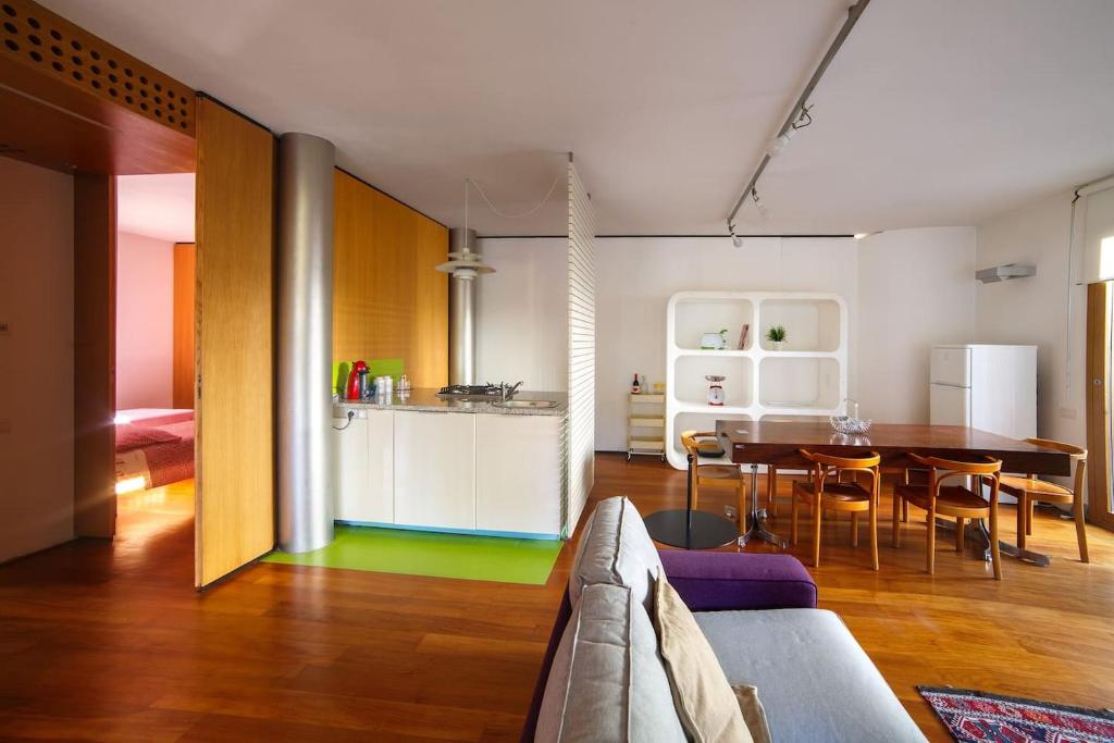 ein Wohnzimmer mit einem Sofa und einem Tisch in der Unterkunft La Pigna in Cervia