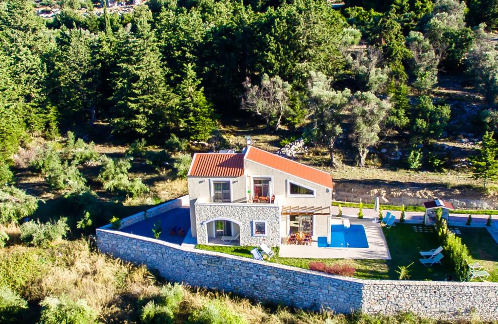 uma vista aérea de uma casa com uma parede de pedra em Mon Emvasia Margarites Villas em Margarítai