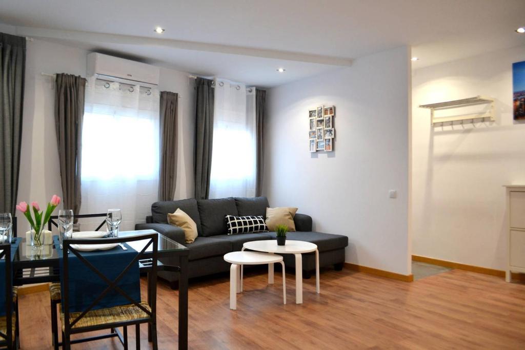 サンタ・コロマにあるRenovated good flat. Near Barcelonaのリビングルーム(ソファ、テーブル付)