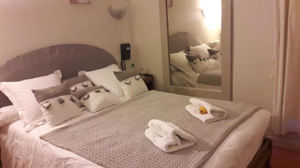 Postel nebo postele na pokoji v ubytování Logis Hôtel et Restaurant du Dauphin