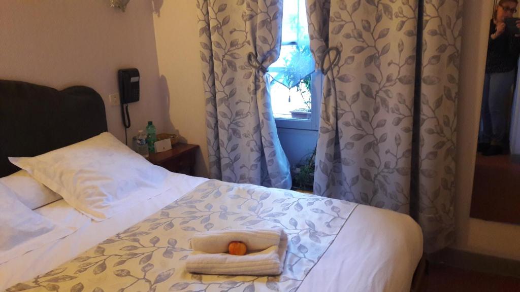 Postel nebo postele na pokoji v ubytování Logis Hôtel et Restaurant du Dauphin
