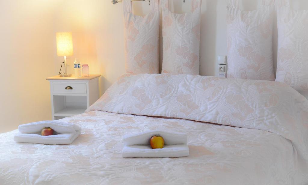 Postel nebo postele na pokoji v ubytování Logis Hôtel et Restaurant du Dauphin