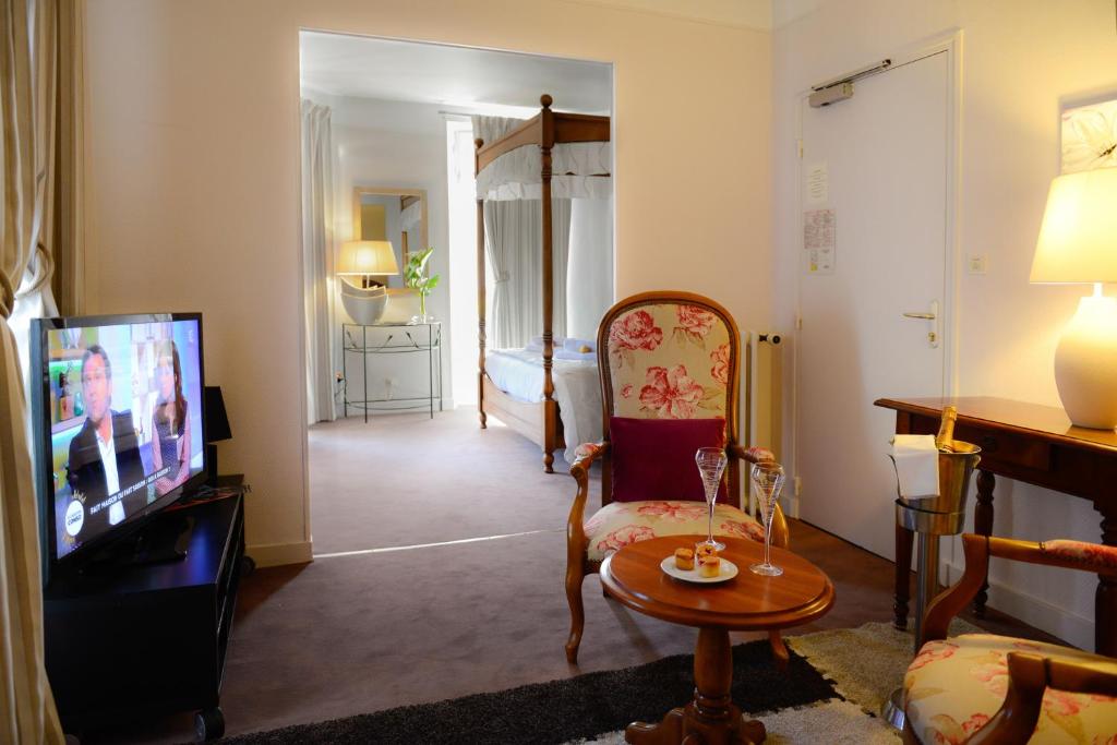 TV a/nebo společenská místnost v ubytování Logis Hôtel et Restaurant du Dauphin