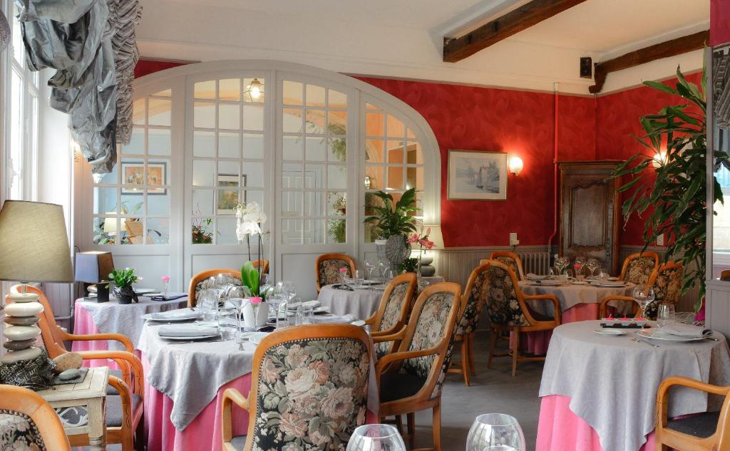 Posezení v ubytování Logis Hôtel et Restaurant du Dauphin