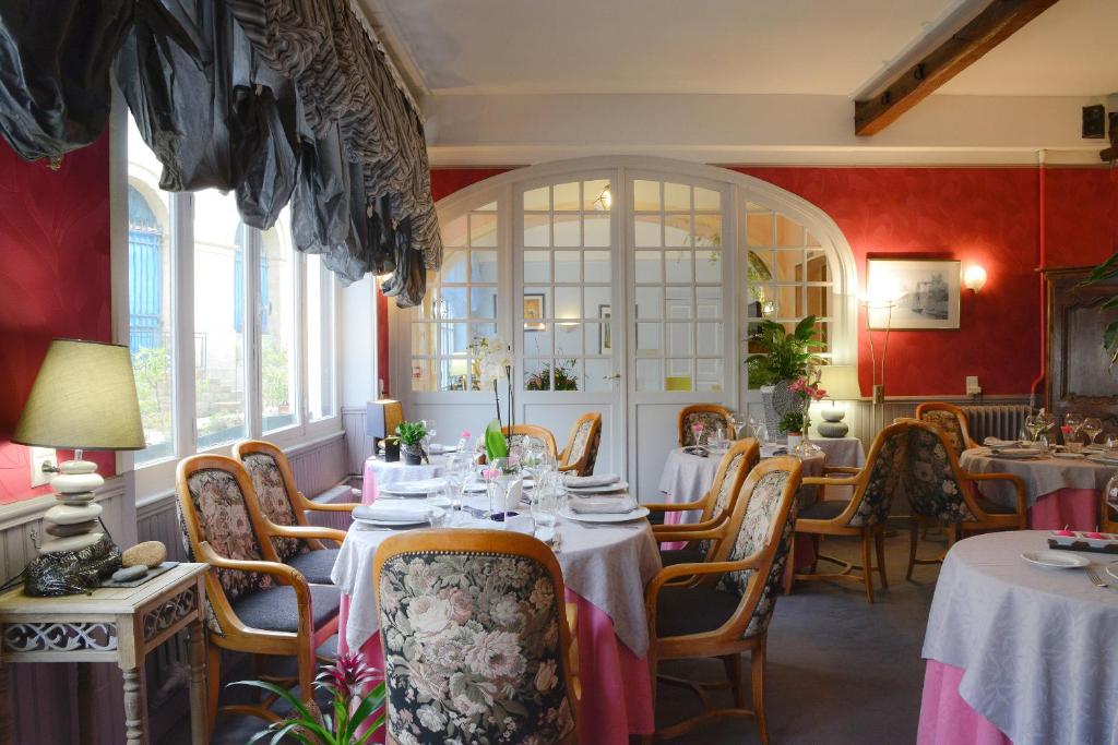 Posezení v ubytování Logis Hôtel et Restaurant du Dauphin