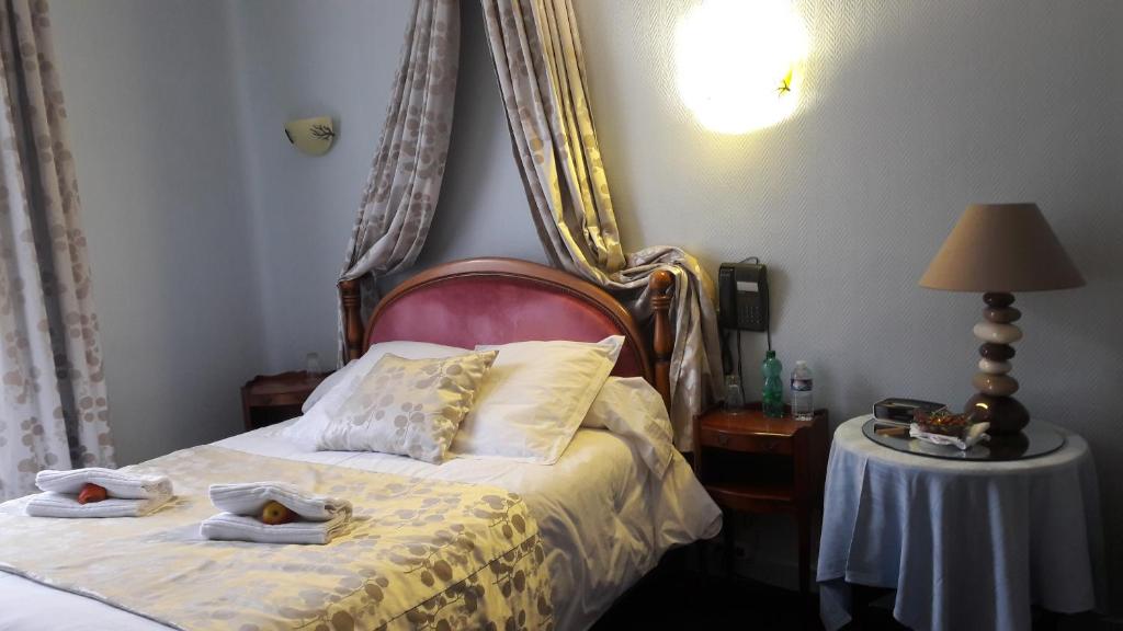 Postel nebo postele na pokoji v ubytování Logis Hôtel et Restaurant du Dauphin