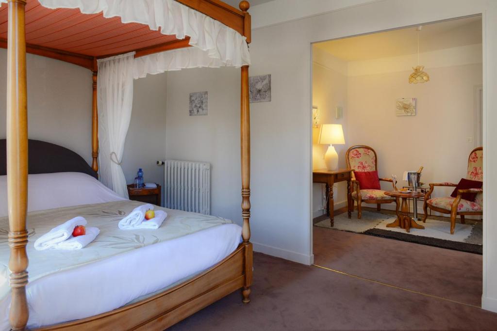 Säng eller sängar i ett rum på Logis Hôtel et Restaurant du Dauphin