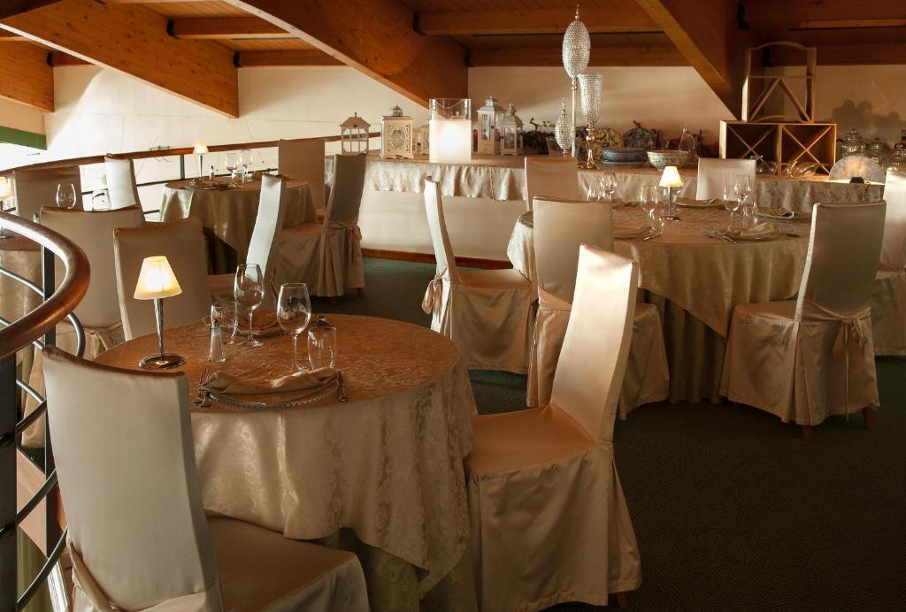 Reštaurácia alebo iné gastronomické zariadenie v ubytovaní Hotel Leonardo da Vinci