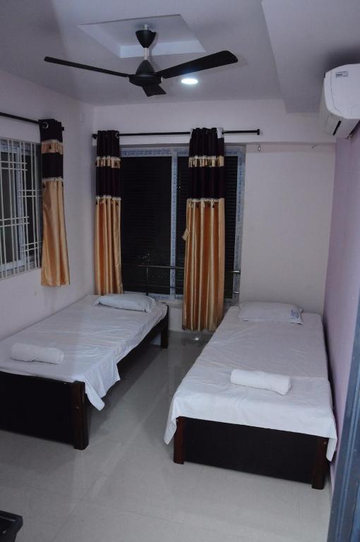 Postel nebo postele na pokoji v ubytování SGS Residency