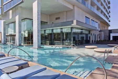 Bazén v ubytování Luxury Suites at Palms Place nebo v jeho okolí