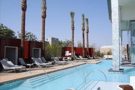 Bazén v ubytování Luxury Suites at Palms Place nebo v jeho okolí