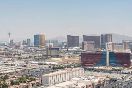 Nespecifikovaný výhled na destinaci Las Vegas nebo výhled na město při pohledu z aparthotelu