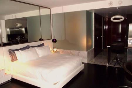 Postel nebo postele na pokoji v ubytování Luxury Suites at Palms Place