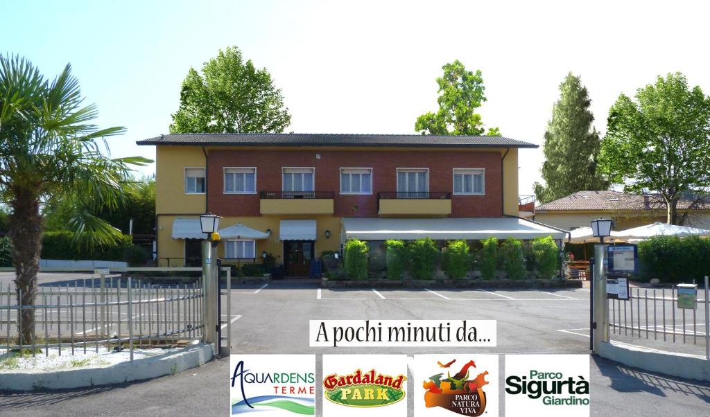 une maison avec un panneau devant elle dans l'établissement Le Colline del Garda, à Bussolengo