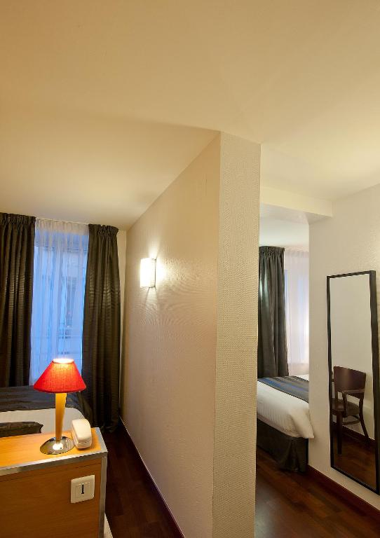 Postel nebo postele na pokoji v ubytování Hôtel le Grillon
