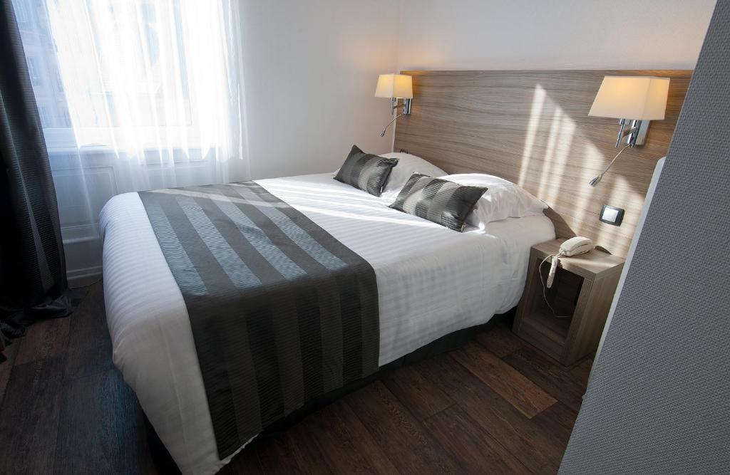 Postel nebo postele na pokoji v ubytování Hôtel le Grillon