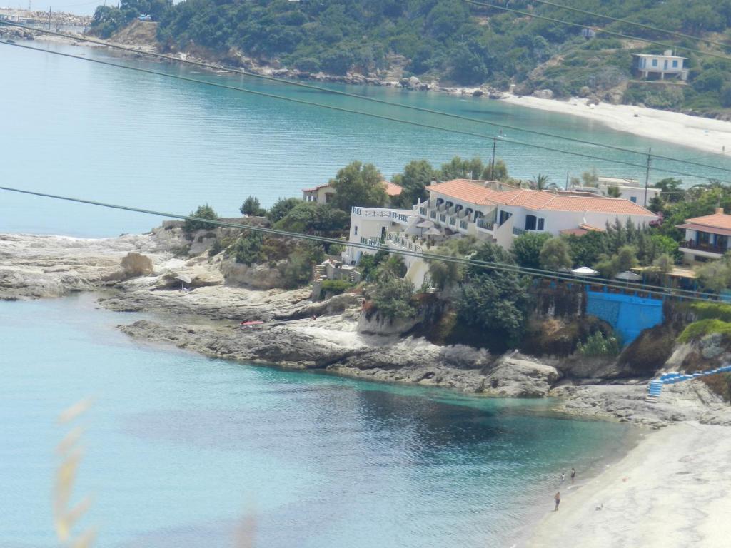 uitzicht op een rivier met huizen en een strand bij Valeta Studios in Armenistis