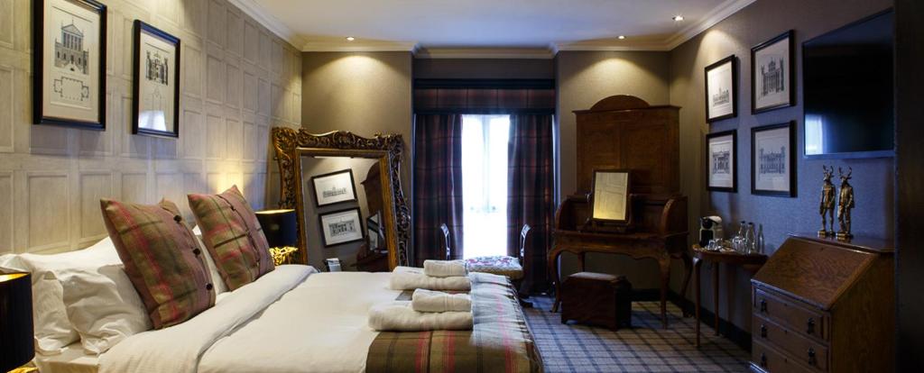 um quarto com uma cama grande e um espelho em Forrester Park Resort em Dunfermline