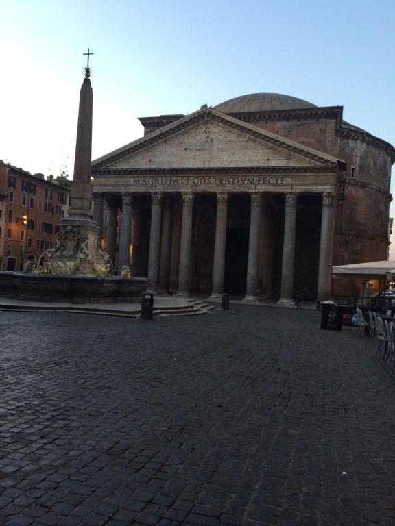 um edifício com uma estátua no meio de uma rua em Casa Bella Pantheon em Roma