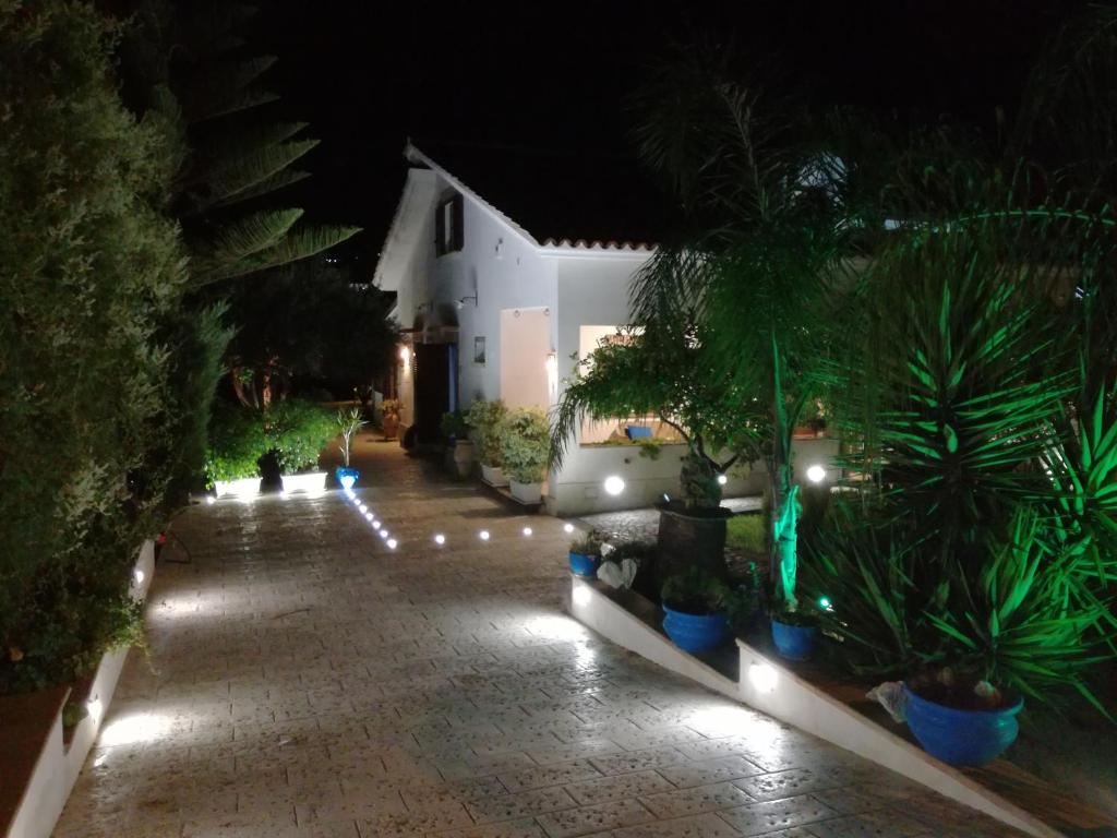 a courtyard at night with potted plants and lights at Casa Nunna in Palma di Montechiaro