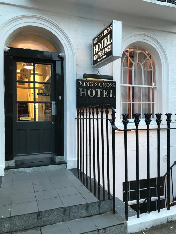 ロンドンにあるKings Cross Hotel Londonの建物前の看板のあるホテル