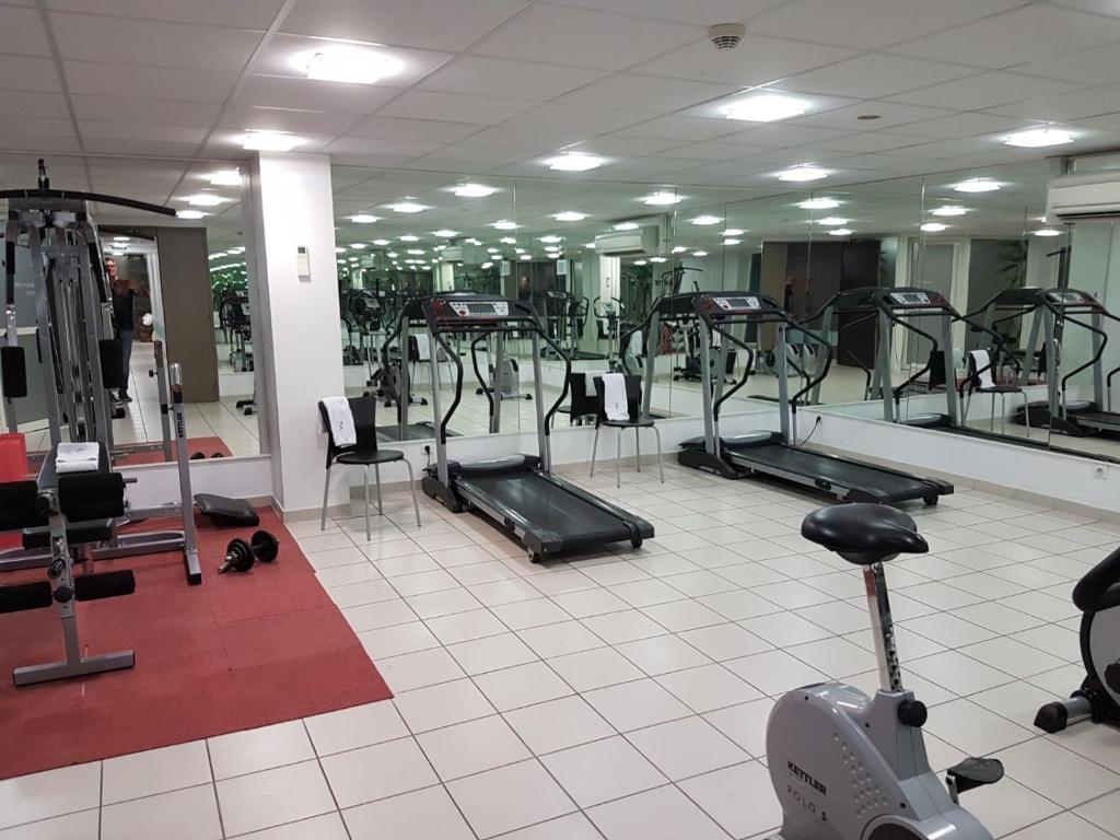 Fitness centrum a/nebo fitness zařízení v ubytování Logis Hôtel La Fauceille