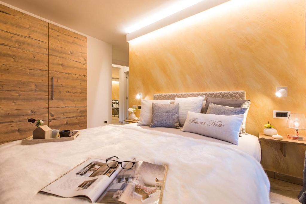 ポッツァ・ディ・ファッサにあるWellness Fassaの木製の壁のベッドルーム1室(大型ベッド1台付)